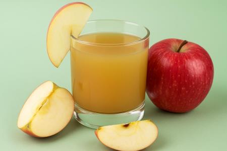 >Karotte, Apfel, Zitrone und ein Löffel Meerrettich: Der Hausmacher-Saft, den Ernährungsexperten mit einer natürlichen Vitaminbombe vergleichen